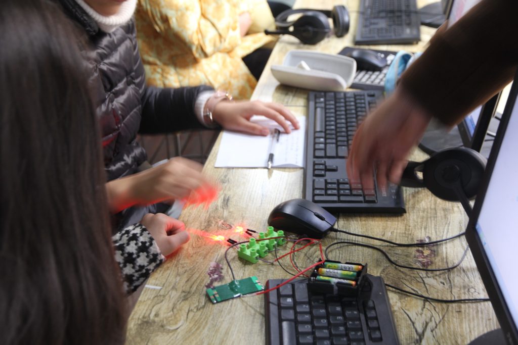 Los estudiantes en China montan un circuito de energía solar y después diseñan una linterna con sus compañeros en los EEUU en "Global Inventors".
